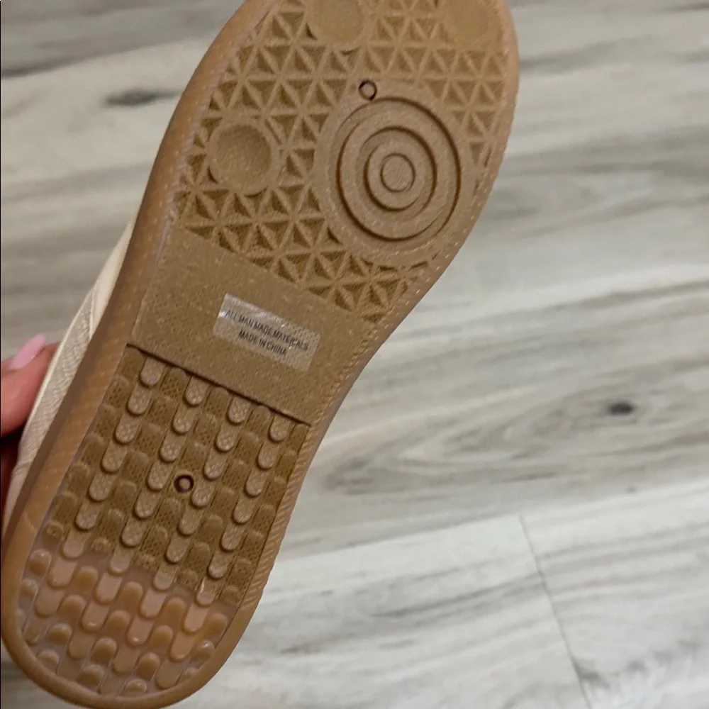 NWOT Dolce Vita Beige Casual Sneakers with White Laces Siz 8.5 Womens - Picture 8 of 16